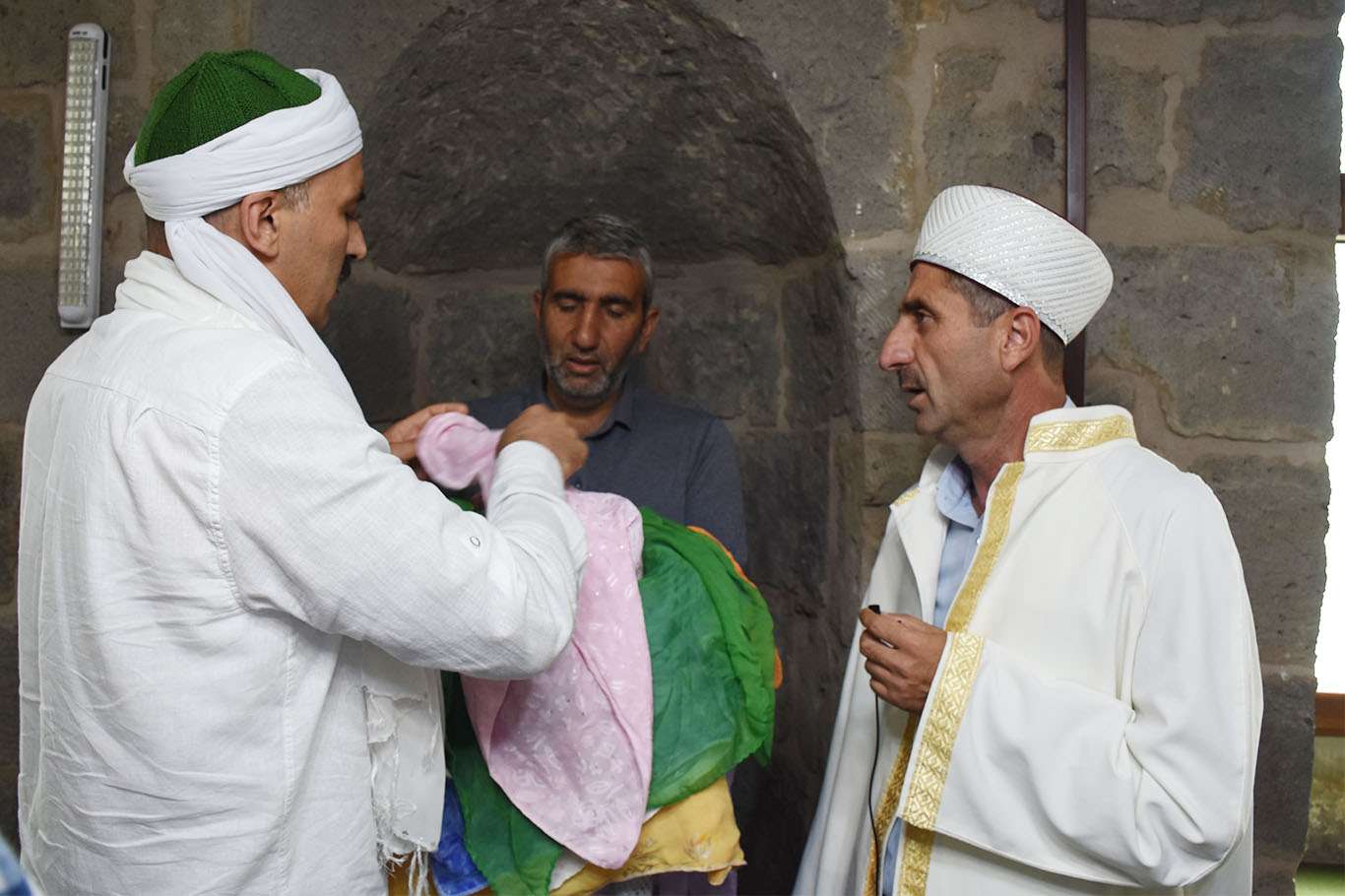 Cuma namazı sonrası ziyarete açılan Sakal-ı Şerif yoğun ilgi gördü Cuma namazı sonrası ziyarete açılan Sakal-ı Şerif yoğun ilgi gördü